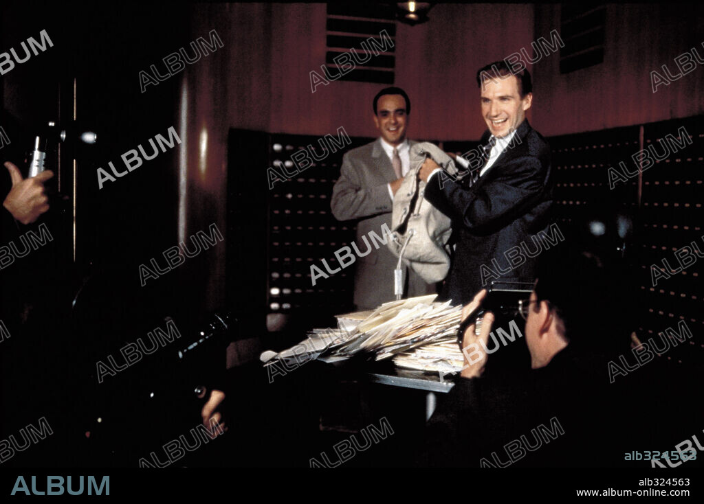 RALPH FIENNES en QUIZ SHOW: EL DILEMA, 1994 (QUIZ SHOW), dirigida por ROBERT REDFORD. Copyright HOLLYWOOD PICTURES / WETCHER, BARRY.