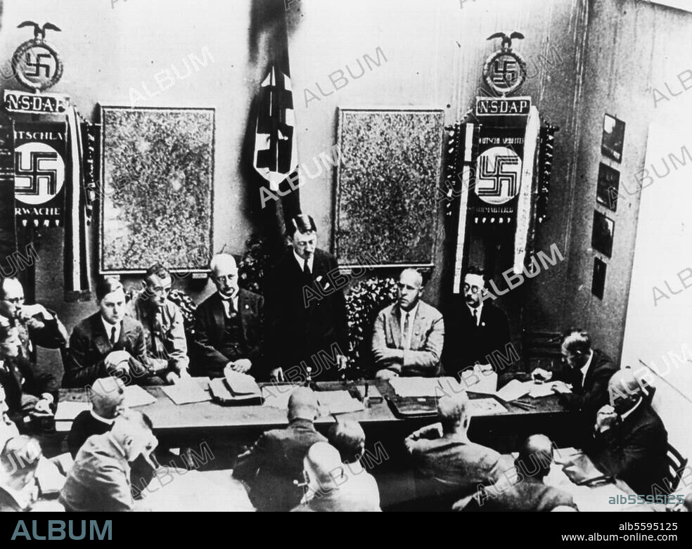 Hitler, Adolf, 1889-1945, German Nazi dictator. Munich, 30 August 1928: Meeting of the NSDAP organisation and 'Gau' leaders at the start of "Fuehrertag" (Leaders' Day). From the left: Ziegler, Rosenberg, Buch, Schwarz, Hitler, Strasser, Himmler, Fiehler, Streicher. Photo (Heinrich Hoffmann).