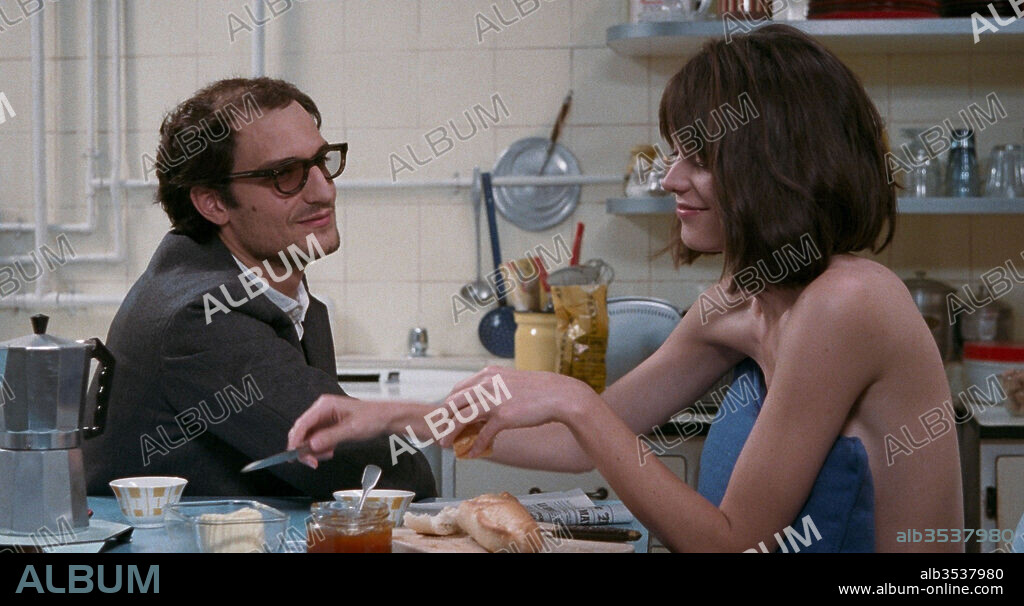 LOUISE GARREL y STACY MARTIN en MAL GENIO, 2017 (LE REDOUTABLE), dirigida por MICHEL HAZANAVICIUS. Copyright LES COMPAGNONS DU CINEMA.