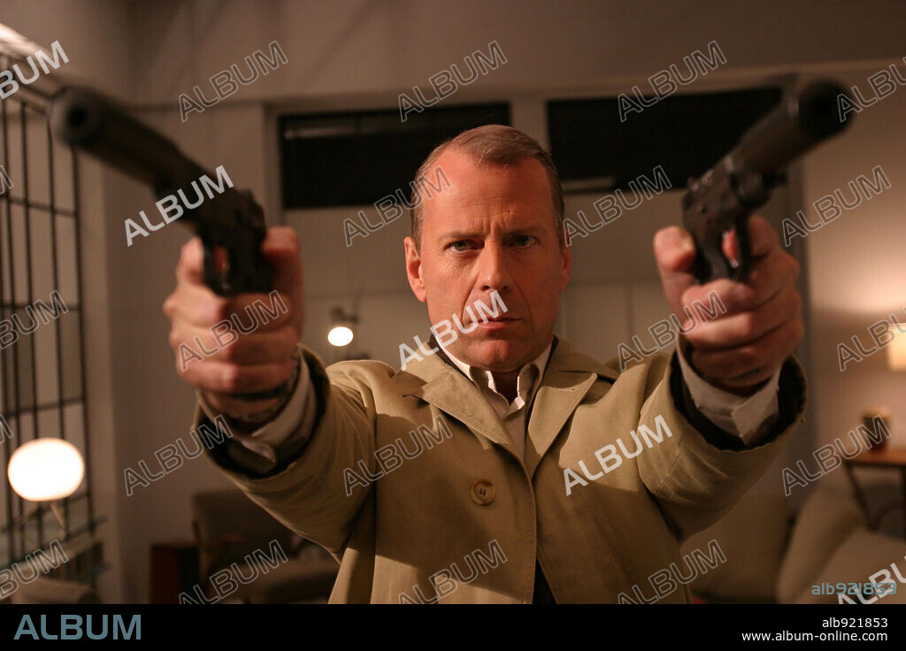 BRUCE WILLIS en EL CASO SLEVIN, 2006 (LUCKY NUMBER SLEVIN), dirigida por PAUL MCGUIGAN. Copyright CAPITOL FILMS.