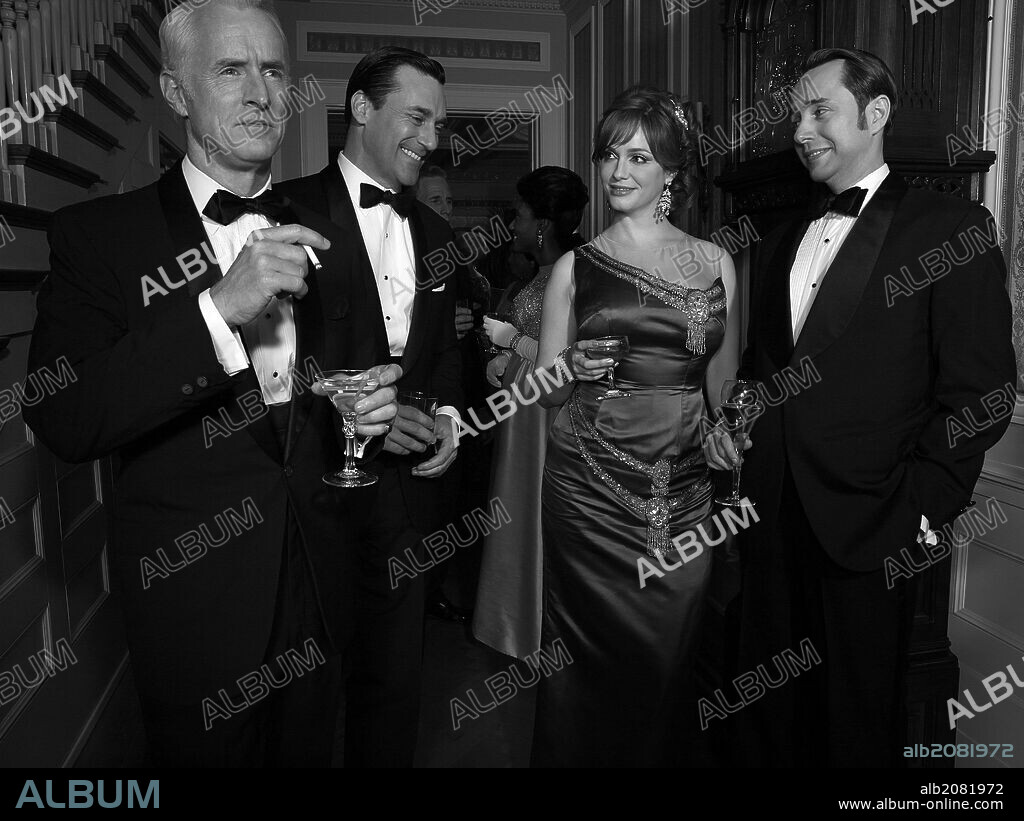 CHRISTINA HENDRICKS, JOHN SLATTERY, JON HAMM and VINCENT KARTHEISER in MAD MEN, 2007, directed by TIM HUNTER. Copyright AMERICAN MOVIE CLASSICS (AMC)/RADICAL MEDIA.