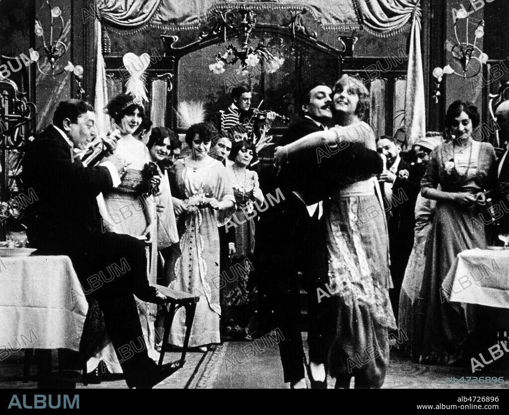 Photographie du film 'Max, professeur de tango' realise par Max LINDER (1883-1925) en 1913. Credit : Collection KHARBINE-TAPABOR.