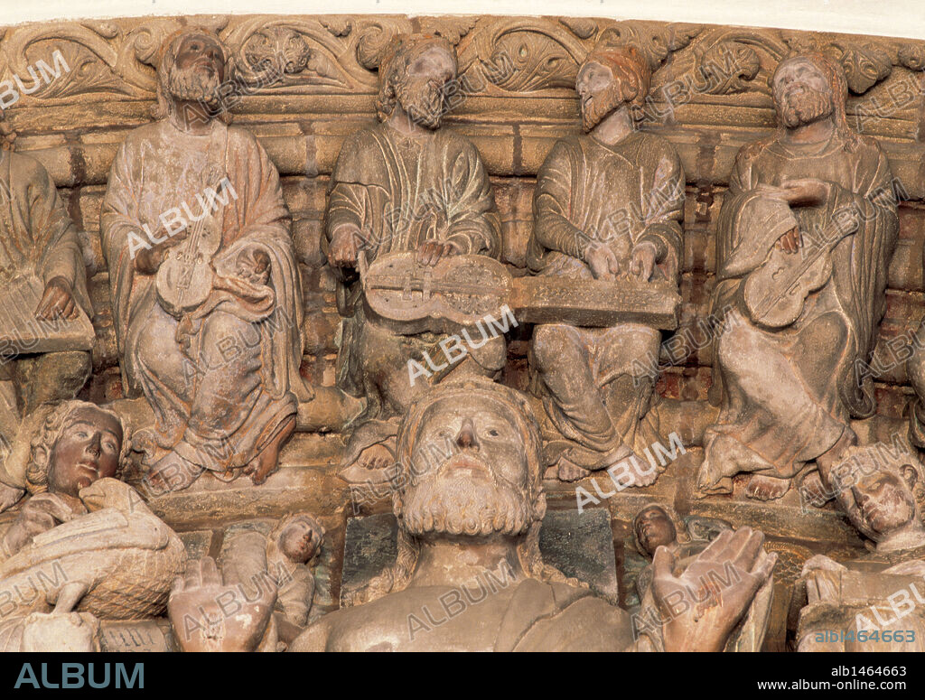 ARTE ROMANICO. ESPAÑA. PORTICO DE LA GLORIA de la catedral de Santiago de Compostela. Fue realizado en el año 1188 y es obra del maestro Mateo. Es uno de los conjuntos de arquitectura románica más importante del mundo. Detalle del relieve escultórico con la representación de MUSICOS. SANTIAGO DE COMPOSTELA. Provincia de A Coruña. Galicia.