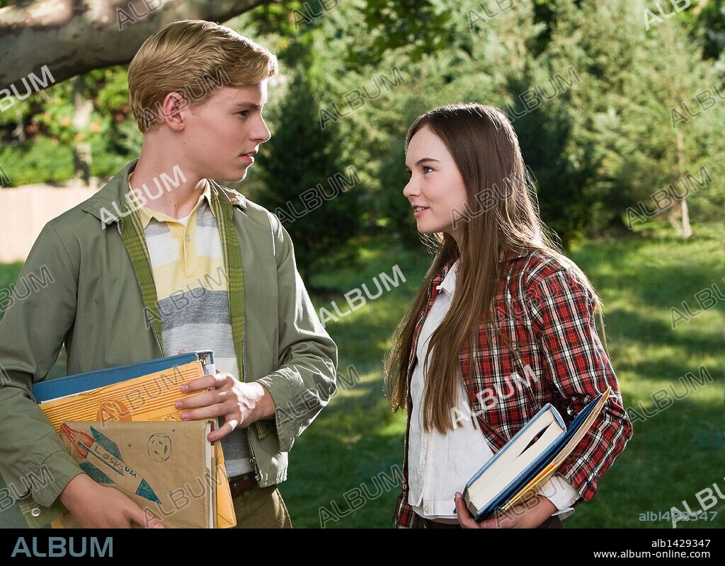 CALLAN MCAULIFFE and MADELINE CARROLL in FLIPPED, 2010, directed by ROB REINER. Copyright CASTLE ROCK ENTERTAINMENT / GLASS, BEN.