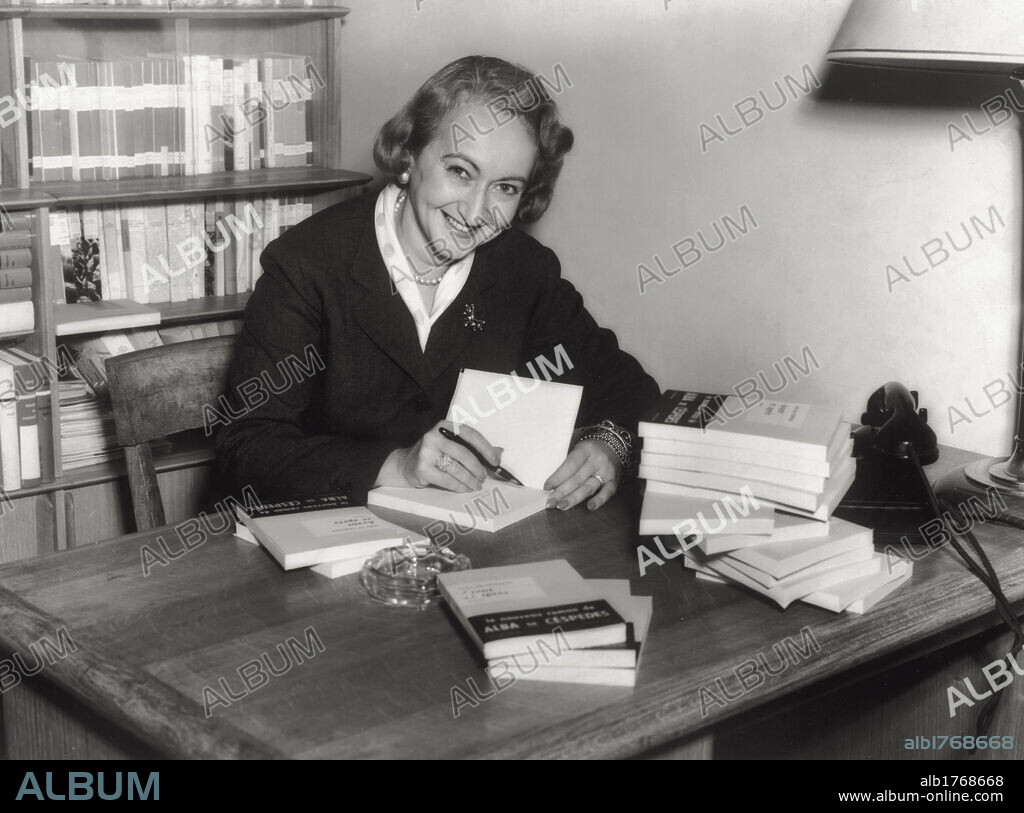 The Italian writer Alba de Céspedes y Bertini signs French editions of 'Prima e dopo'. The Italian writer Alba de Céspedes y Bertini is about to sign a stack of 'Avant et après', translation by Juliette Bertrand for 'du Seuil' publishing of her 'Prima e dopo', written three years earlier (1955). Paris, May 1958.