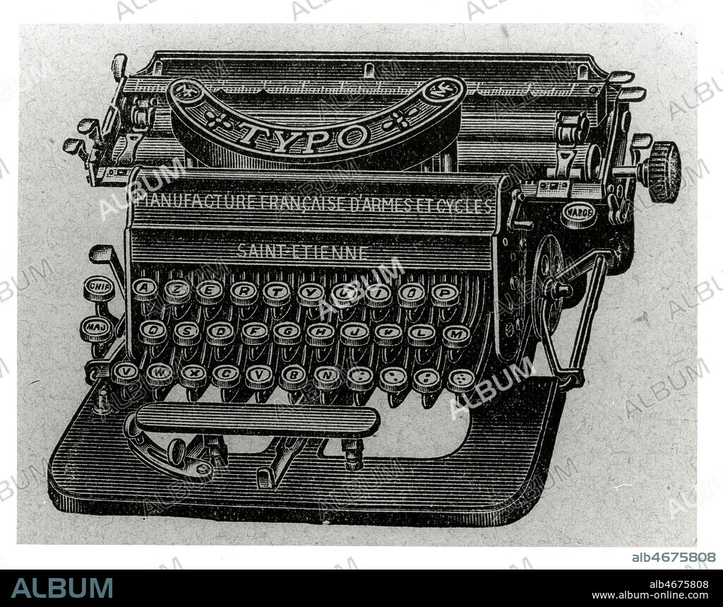 Machine a ecrire avec un clavier 'azerty' Typo de la Manufacture francaise d'armes et cycles de Saint Etienne, Manufrance. Illustration anonyme vers 1910. Credit : Collection KHARBINE-TAPABOR.