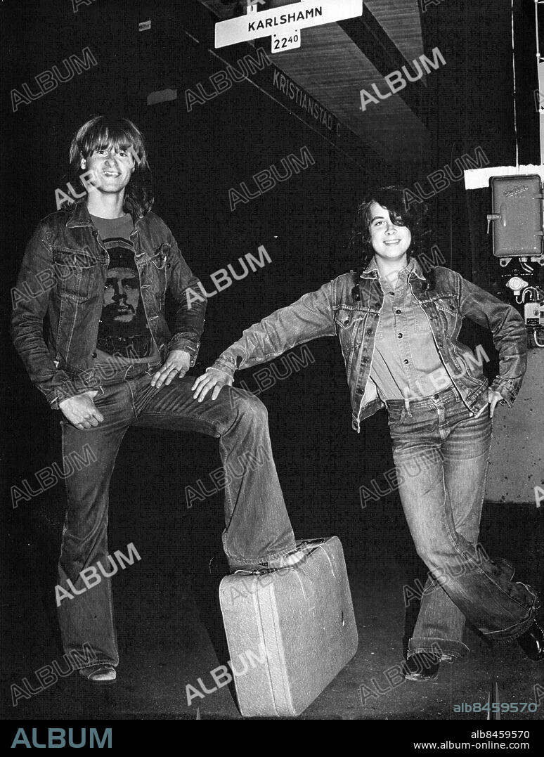 KRISTIANSTAD 1976-01-01.. Artisten Ted Gärdestad tillsammans med Lotta Ramel på Kristianstads centralstation.. Foto: Skånereportage / IBL Bildbyrå / TT / Kod: 36100.