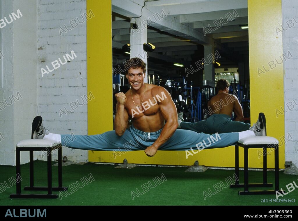 JEAN-CLAUDE VAN DAMME en CONTACTO SANGRIENTO, 1988 (BLOODSPORT), dirigida por NEWT ARNOLD. Copyright CANNON FILMS.