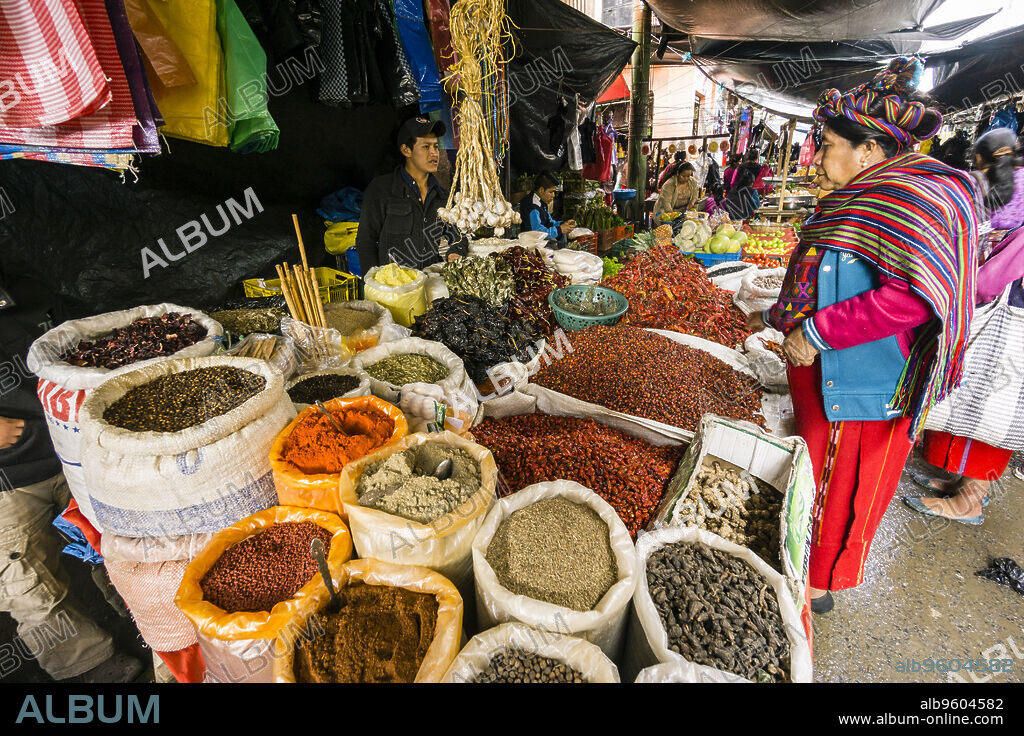 especias, Mercado municipal, Santa María Nebaj, departamento de El Quiché, Guatemala, Central America.