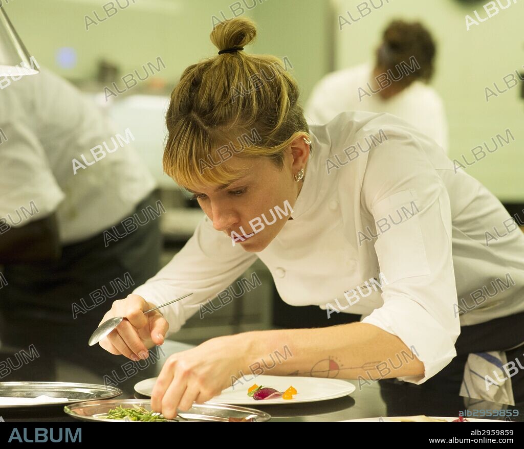 SIENNA MILLER in BURNT, 2015, directed by JOHN WELLS. Copyright 3 ARTS ENTERTAINMENT.