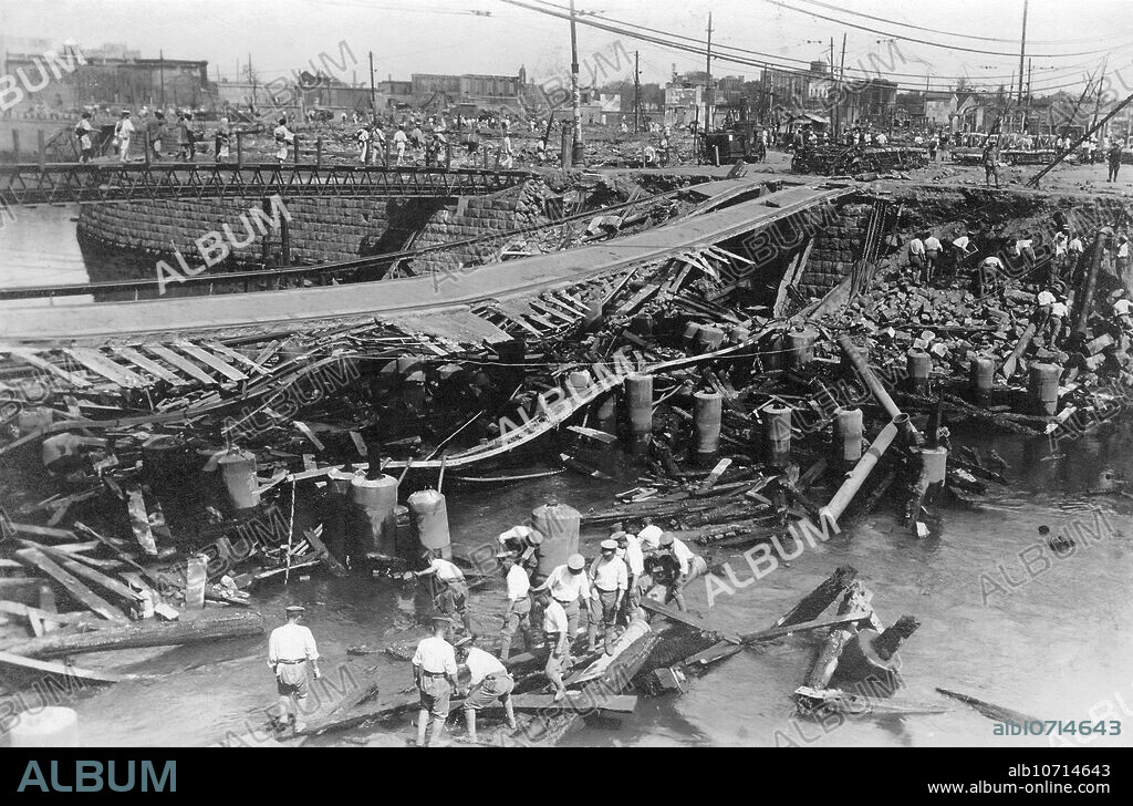 [ 1923 Japan - Great Kanto Earthquake in Tokyo ] Kandabashi Bridge in Tokyo. Devastation caused in Tokyo by the Great Kanto Earthquake (Kanto Daishinsai) of September 1, 1923 (Taisho 12). Some simple shelters have been erected by survivors. The quake, with an estimated magnitude between 7.9 and 8.4 on the Richter scale, devastated Tokyo, the port city of Yokohama, surrounding prefectures of Chiba, Kanagawa, and Shizuoka, and claimed over 140,000 victims. 20th century vintage gelatin silver print.
