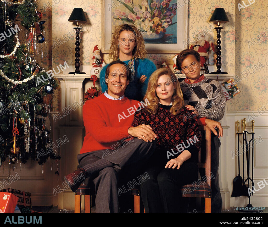 BEVERLY D'ANGELO, CHEVY CHASE, JOHNNY GALECKI and JULIETTE LEWIS in NATIONAL LAMPOON'S CHRISTMAS VACATION, 1989, directed by JEREMIAH S. CHECHIK. Copyright WARNER BROS.