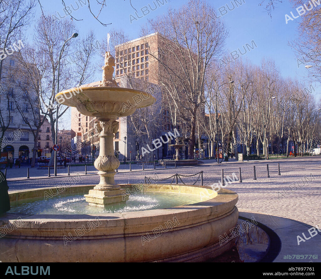 UNA DE LAS CUATRO FUENTES SITUADAS ENTRE EL MUSEO DEL PRADO Y EL BOTANICO - FOTO AÑOS 00 SIGLO XXI.