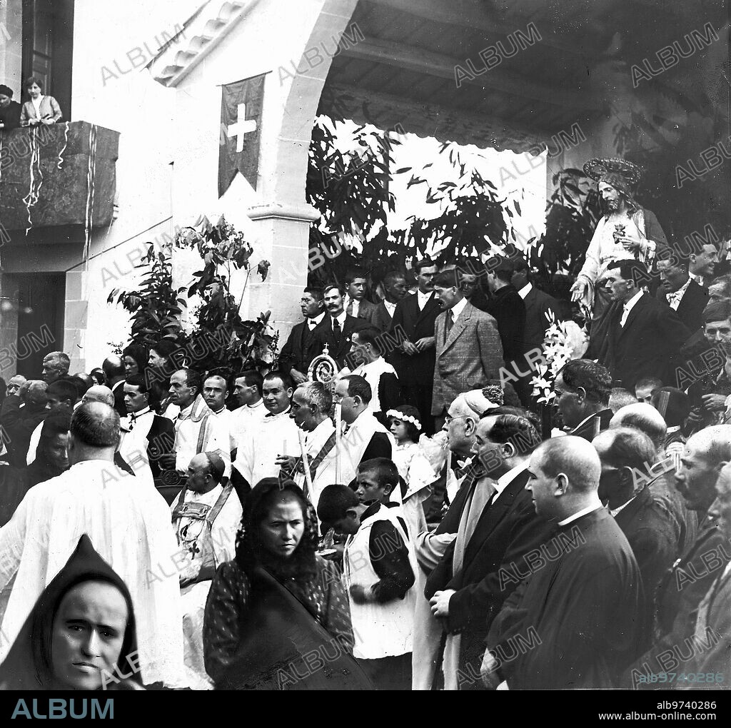 August 19, 1913. Constantinian Festivities in Viladrau (Gerona). Parade of Pilgrims and Parishioners before the Bishops of Vich and Barcelona, after the great party.