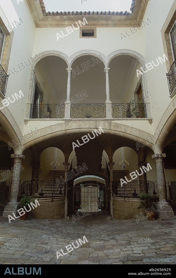 CASAL SOLLERIC. Palacio construido en la segunda mitad del siglo XVIII. Está situado en el Paseo del Born. Vista del PATIO interior. PALMA DE MALLORCA. Mallorca. Islas Baleares. España.