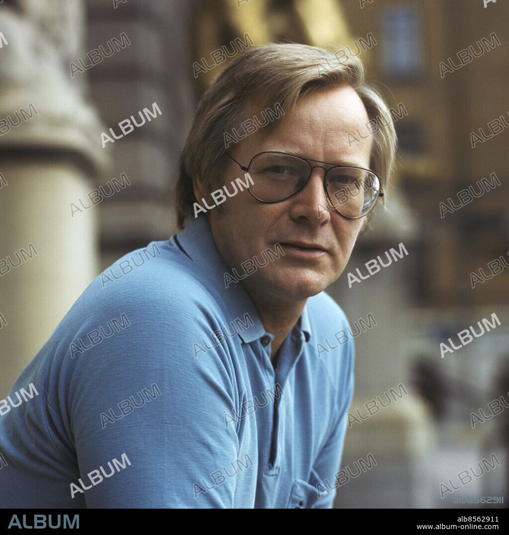 STOCKHOLM 1972-09-14. Skådespelaren Jan Malmsjö porträtt utanför Dramaten i Stockholm 14:e september 1972.. Foto: Kenneth Jonasson / XP / SCANPIX / Kod: 24. **OUT AFTONBLADET**.