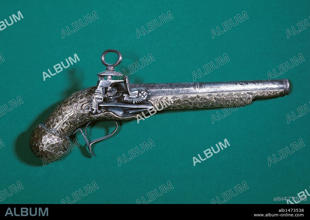 PISTOLA DE PIEDRA DE CHISPA, ricamente decorada. Siglo XVIII. Fabricada en Ripoll (provincia de Girona, Cataluña). La villa de Ripoll, entre los siglos XVI al XVII, fue el centro productor de armas de fuego portátiles más importante de España y una de las más reconocidas de Europa. Archivo-Museo Folclórico. Ripoll. Provincia de Girona. Cataluña.