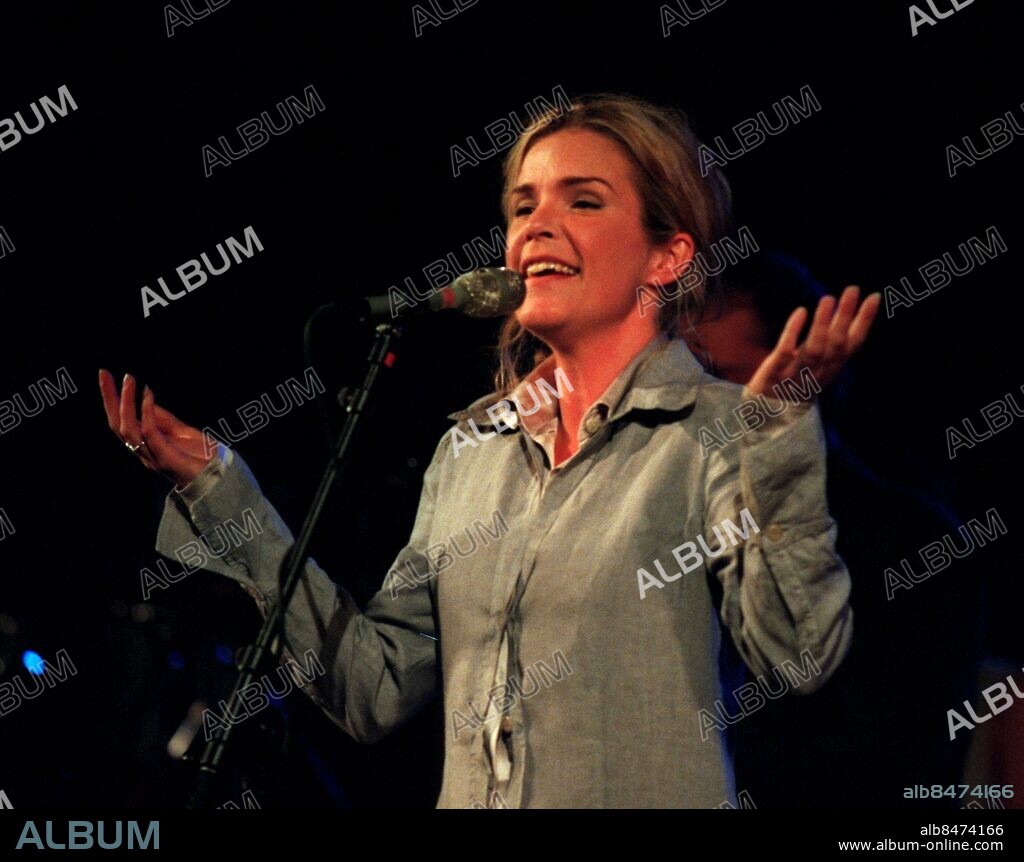 GÖTEBORG 980415-REBECKA TÖRNQVIST SPELADE I KVÄLL PÅ KONSERTHUSET I GÖTEBORG TILL FULLSATTA LÄKTARE.. FOTO:DAVID JOHANSSON-KAMERAREPORTAGE . *** Local Caption *** . David Johansson.