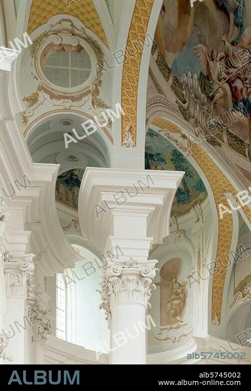 Neresheim (Baden-Württemberg), Benediktinerabtei, Klosterkirche Hl. Kreuz. (erb. 1751-92; Arch.: Balthasar Neumann; Fresken 1775 von Martin Knoller). Innenansicht: Gewölbeansatz im zentralen Kuppelraum. Foto.