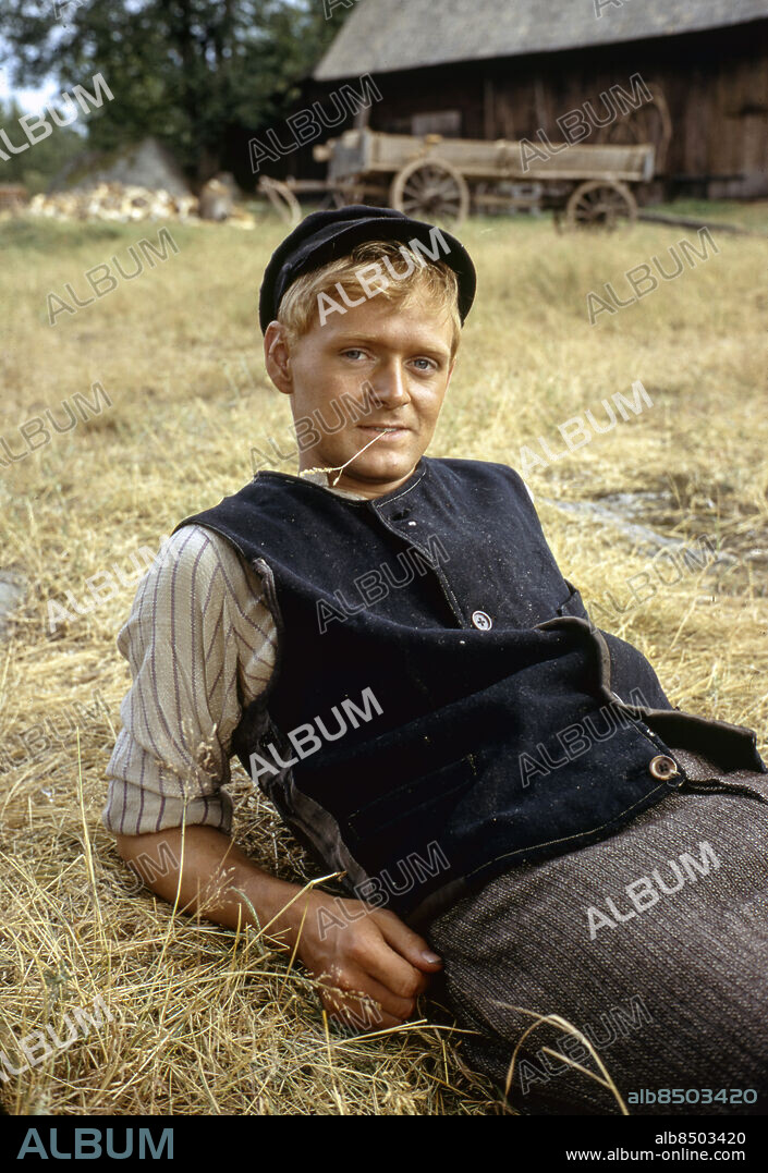 DIN STUND PÅ JORDEN TV-serie efter Vilhelm Mobergs roman i regi av Per Sjöstrand Sänt första gången 1973-02-14 Mats Sturesson i rollen som den unge Albert. Foto: Kenneth Thorén / SVT / Kod:5600 Bildservice C 842 / färgdia TV 2 teatern persons: MATS STURESSON sites: SVERIGE PhotoDate:1972-??-??. Bilden får endast användas i programpresenterande sammanhang. Fotografens namn, Sveriges Television samt programmets titel skall alltid anges.