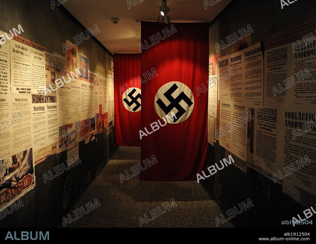 MUSEO DE LA FABRICA DE OSCAR SCHINDLER. BANDERAS DE LA ALEMANIA NAZI (1933-1945). Originalmente utilizada como estandarte del Partido Nacional Obrero Alemán. A partir de 1933 con la llegada de Hitler al poder como canciller, se convirtió en la bandera cooficianl junto la bandera del antiguo imperio alemán. Cracovia. Polonia. Europa.
