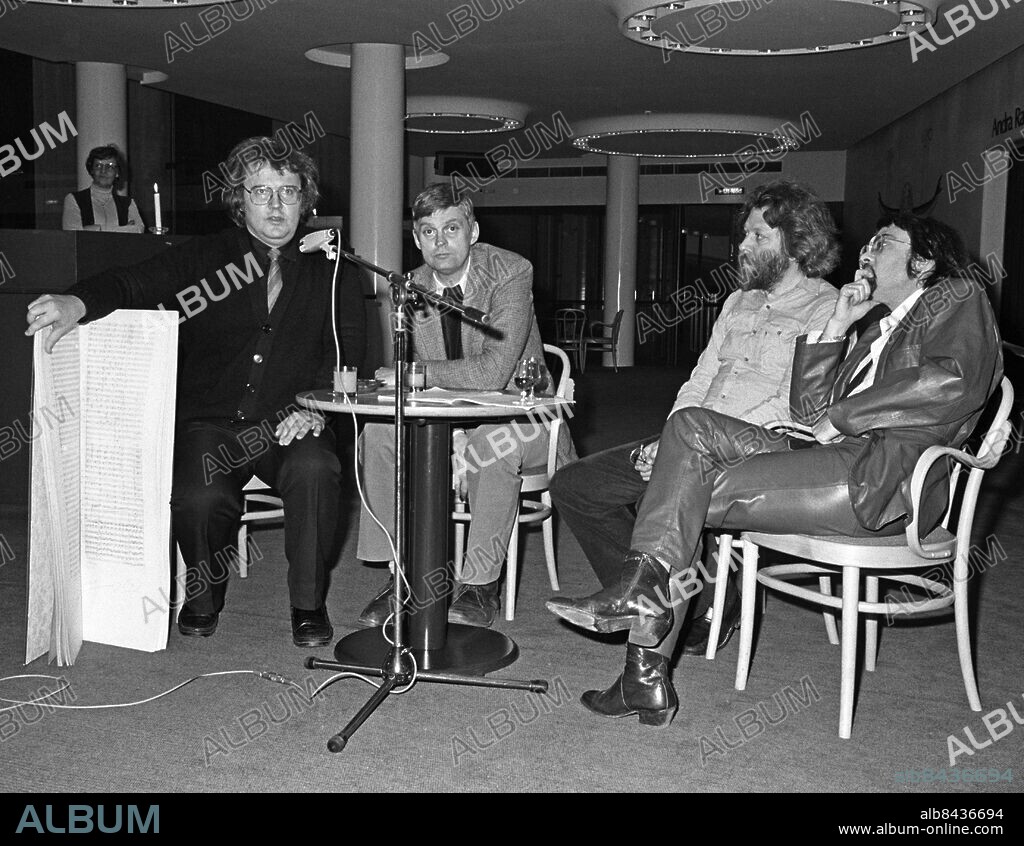 ARKIV 19820216. Dirigenten Leif Segerstam, radiochefen Bengt-Emil Jonsson, författaren Tobias Berggren och tonsättaren Sven-David Sandström inför uruppförandet av Sandströms Requiem "De ur alla minnen fallna".. Foto: Jan Wirén / XP / SCANPIX / Kod: 48. **AFTONBLADET OUT**.