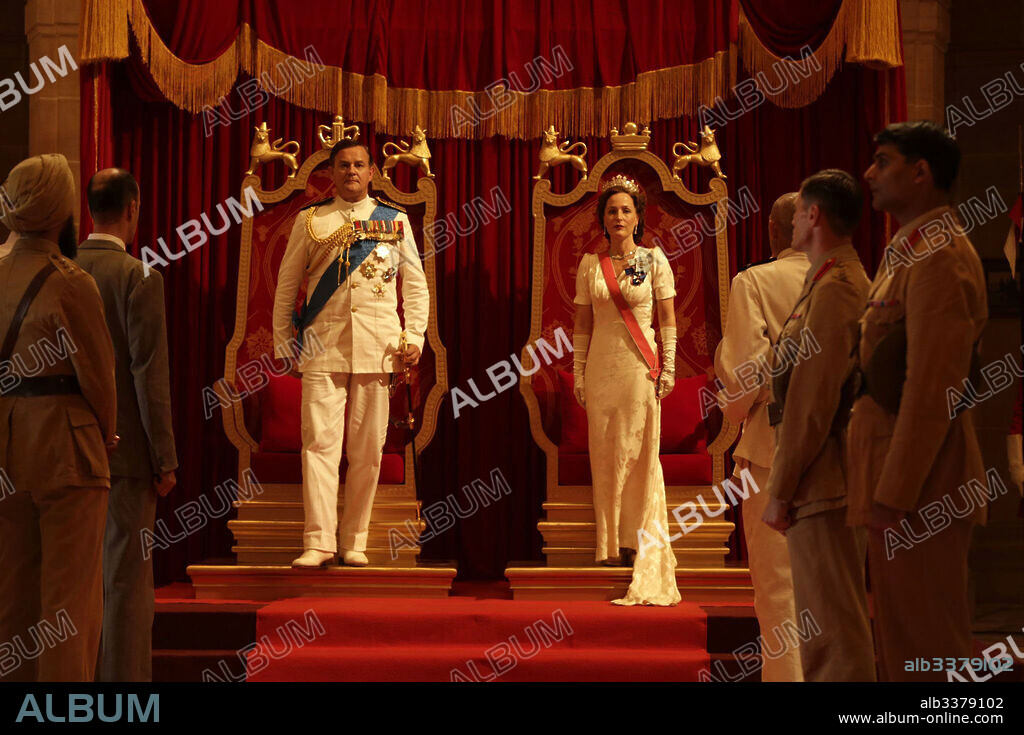 GILLIAN ANDERSON and HUGH BONNEVILLE in VICEROY'S HOUSE, 2017, directed by GURINDER CHADHA. Copyright BBC FILMS.