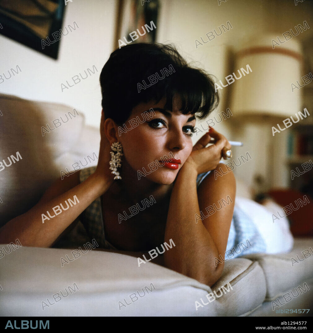 JOAN COLLINS. 1950