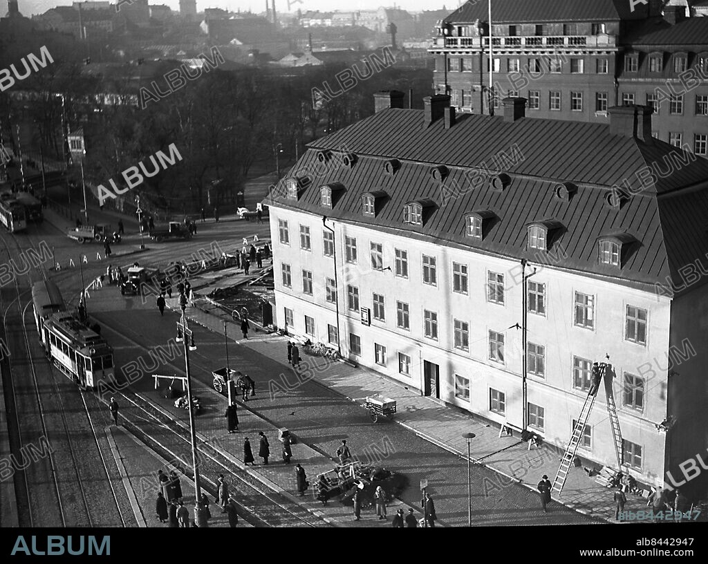 ARKIV 1928 . Caféet "Tysta Marie" öppnades 4 februari 1924 av Maria Christina Lindström i hörnet Jakobsgatan-Drottninggatan. Namnet kommer av att caféföreståndaren var mycket diskret i umgänget med kunderna och nästan inte öppnade munnen. Hon dog 1895 men caféet överlevde så småningom överflyttat till fd Kronprinsens stall mitt på Tegelbacken. 1954 las verksamheten ned men 1975 återuppstod "Tysta Mari" i Östermalmshallen.. "Tysta Mari" var också i många år namnet på en "skvallerspalt" i Dagens Nyheter.. Foto: TT / Kod 1900.