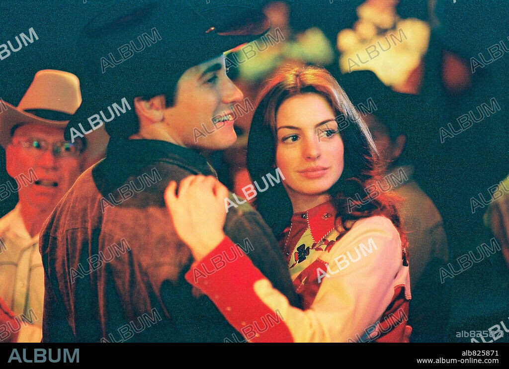 ANNE HATHAWAY and JAKE GYLLENHAAL in BROKEBACK MOUNTAIN, 2005, directed by ANG LEE. Copyright UNIVERSAL STUDIOS / FRENCH, KIMBERLY.