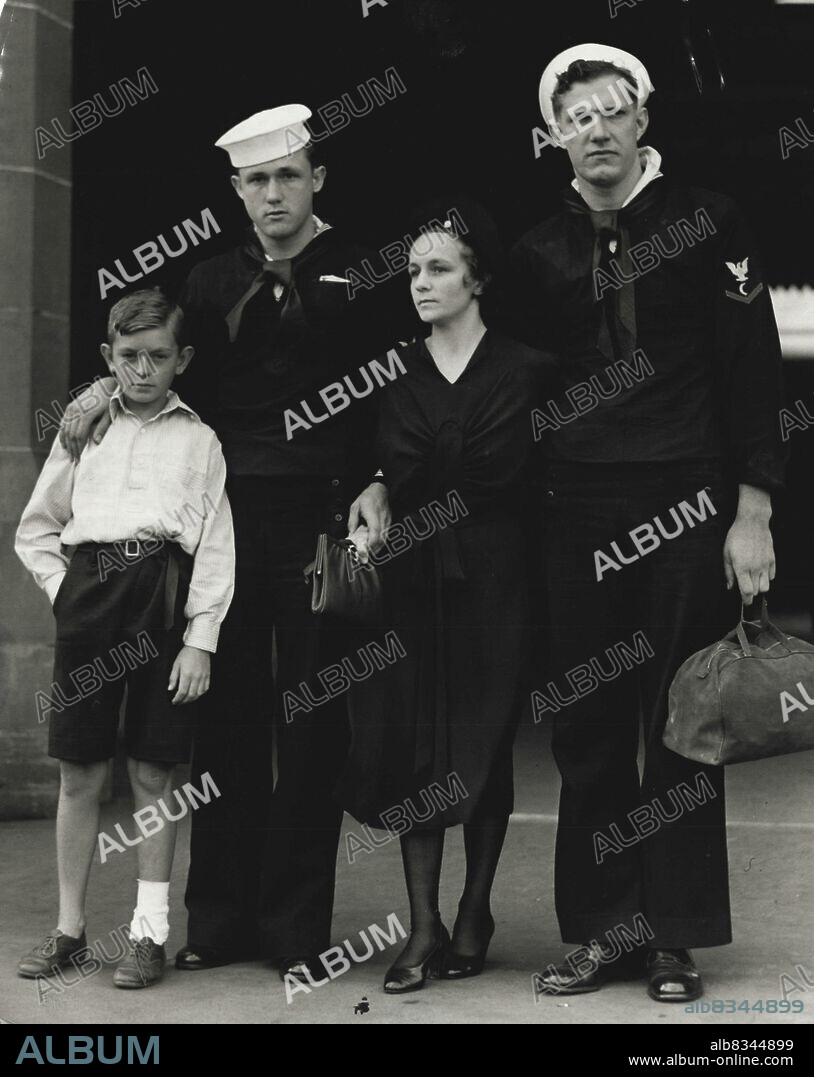 At Central Railway l tor: Alan Stepto, Gene Tucker, Mrs Geo Ralph (see Stepto) & Gene Thomas. February 16, 1938. (Photo by Hood).