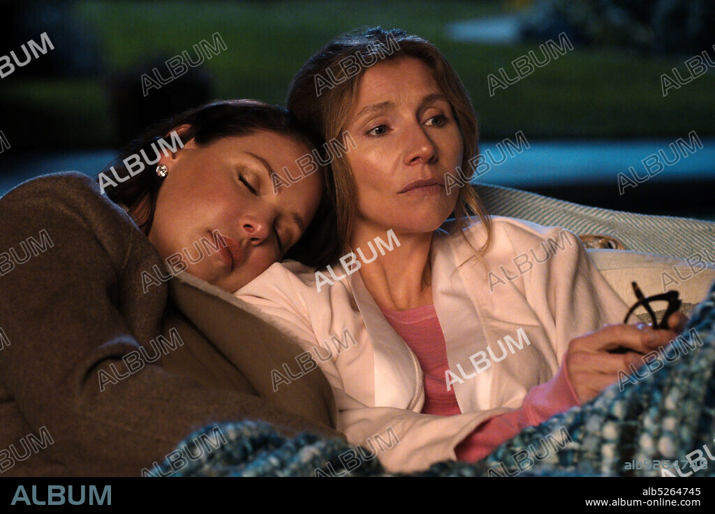 KATHERINE HEIGL y SARAH CHALKE en EL BAILE DE LAS LUCIERNAGAS, 2021 (FIREFLY LANE), dirigida por ANNE WHEELER, PETER O'FALLON y VANESSA PARISE. Copyright BRIGHTLIGHT PICTURES.