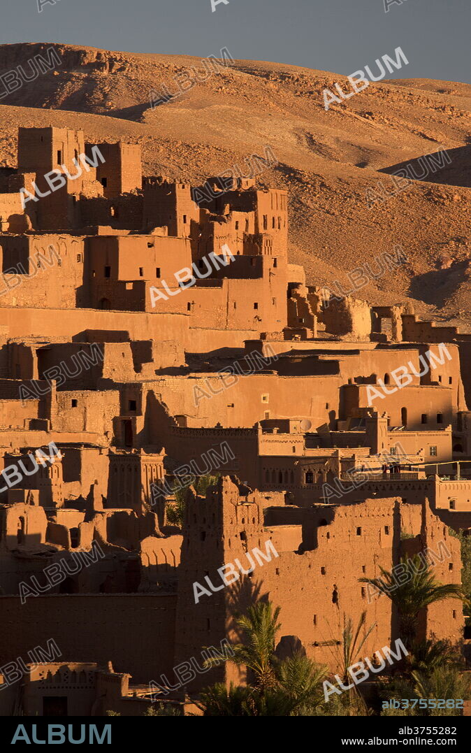 Kasbah Ait Benhaddou, an ancient fortified village (Ksar) on the old caravan route between the Sahara Desert and Marrakech, UNESCO World Heritage Site, Morocco, North Africa, Africa.