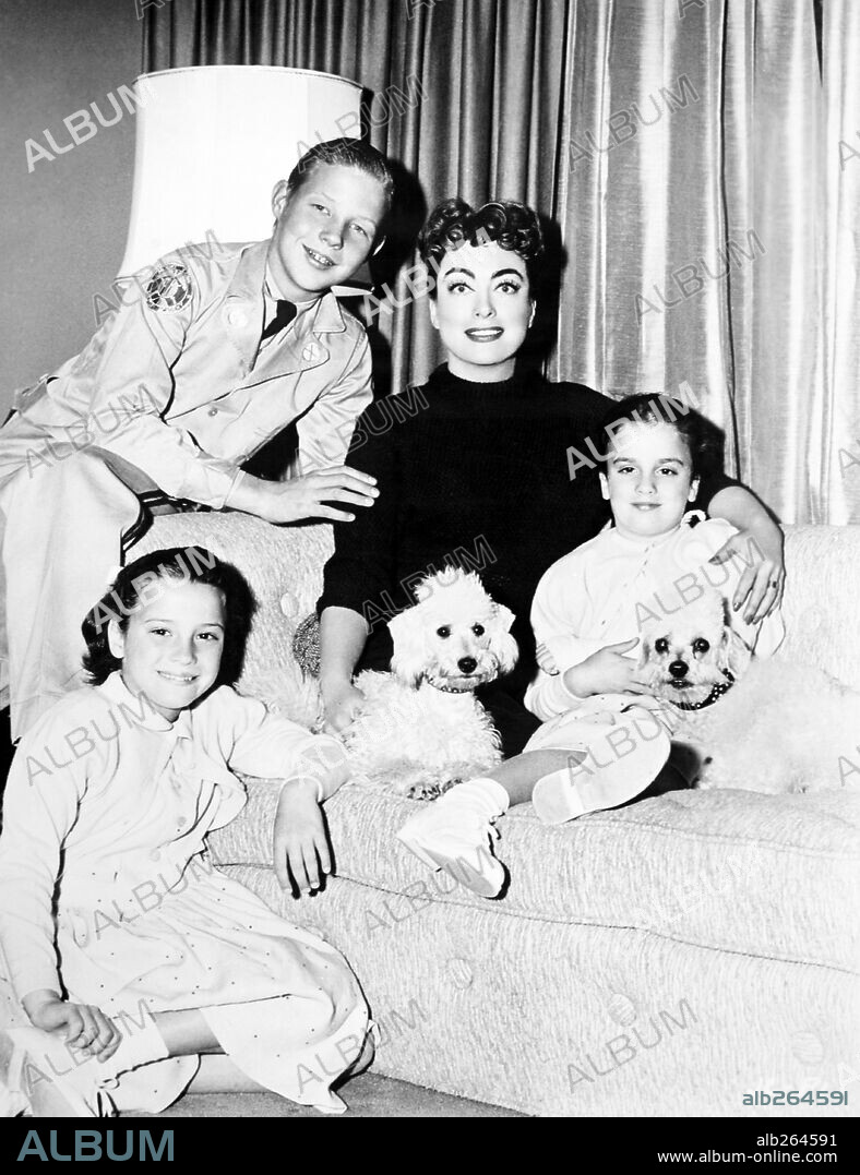 JOAN CRAWFORD. Joan Crawford con sus hijos.