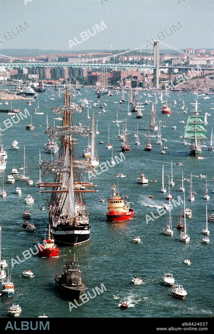 GÖTEBORG 970817 -IDAG LÄMNADE CUTTY SARK TALL SHIP RACE GÖTEBORG FÖR VIDARE TÄVLINGAR UTE PÅ DOM STORA HAVEN.DEN RYSKA BÅTEN MIR OMGES AV ETT HUNDRA TALS SMÅBÅTAR SOM TACKAR FÖR DENNA GÅNGEN -FLYGFOTO-JACKY LEISSNER/KAMERAREPORTAGE *** Local Caption *** . JACKY LEISSNER.
