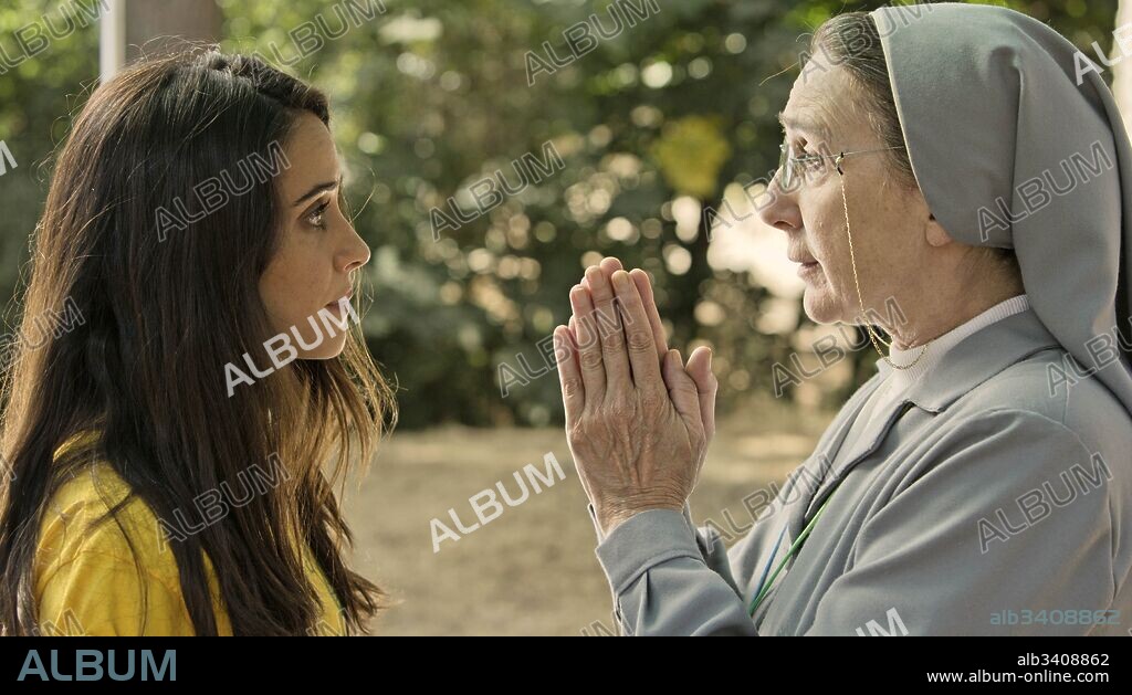 GRACIA OLAYO y MACARENA GARCIA en LA LLAMADA, 2017, dirigida por JAVIER AMBROSSI y JAVIER CALVO. Copyright Apache Films / Sábado Películas / RTVE.