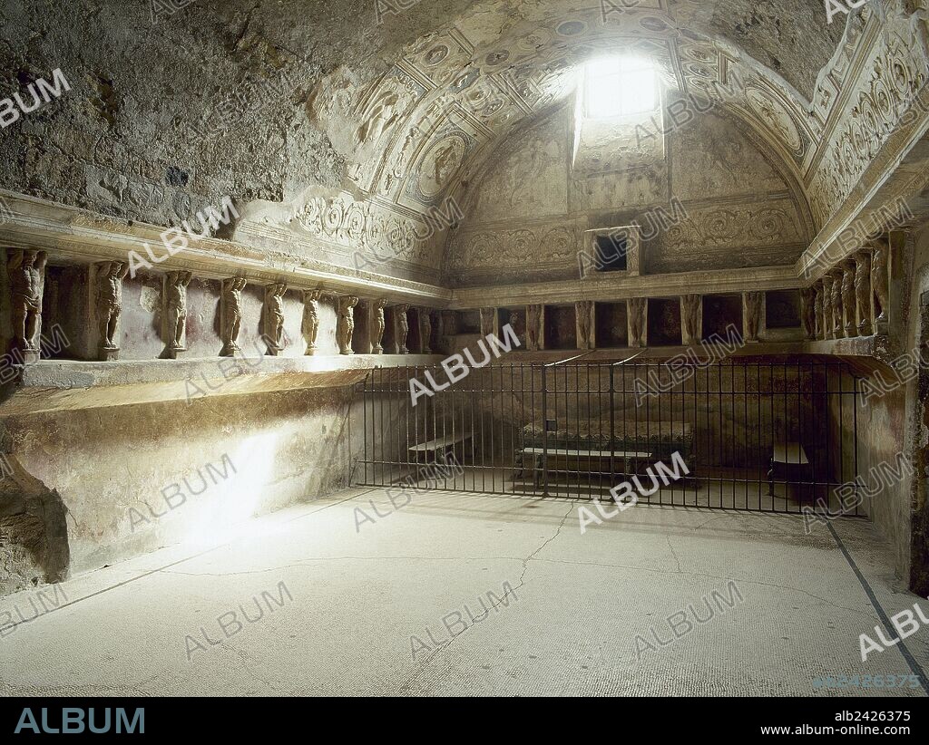 ARTE ROMANO. ITALIA. TERMAS DEL FORO. Construidas en el primer periodo de la colonia romana por Lucio Cesio con fondos públicos, constituían los baños públicos de la ciudad. Vista del interior del "TEPIDARIUM" o sala del baño tibio, ricamente decorado con estucos en toda la bóveda y sustentado por Atlantes de terracota. POMPEYA. La Campania.