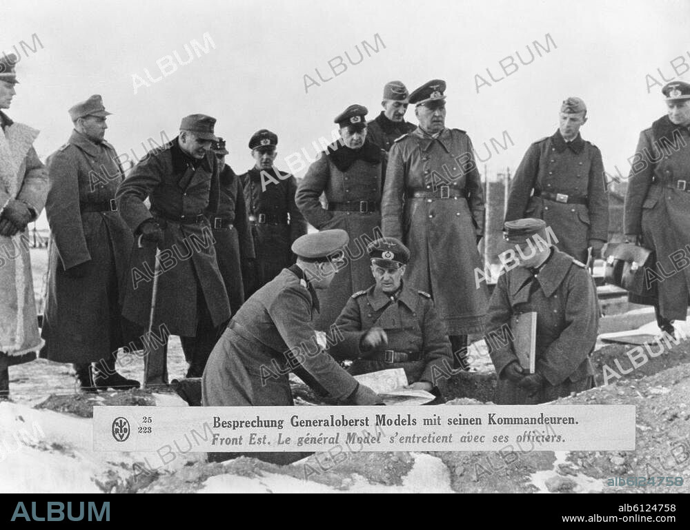 Model, Walter Generalfeldmarschall, 1891-1945. Generaloberst Model (Mitte) während des Rußlandfeldzugs im 2. Weltkrieg bei einer Kartenbesprechung mit seinen Kommandeuren. Foto, undat. (um 1942?).