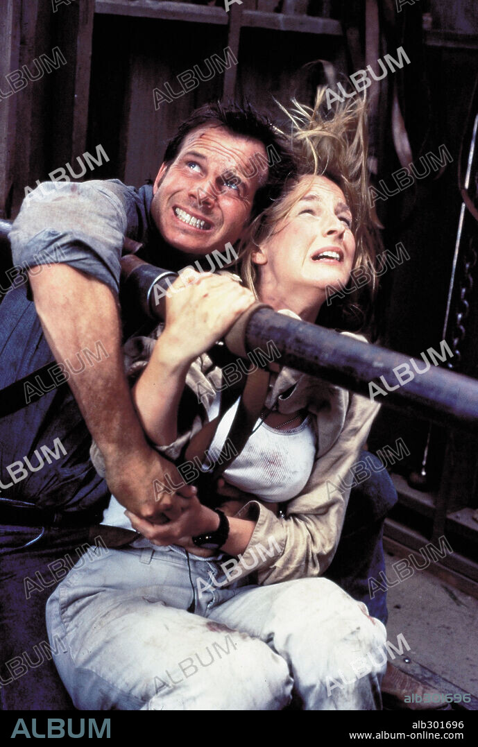 BILL PAXTON and HELEN HUNT in TWISTER, 1996, directed by JAN DE BONT. Copyright UNIVERSAL PICTURES.