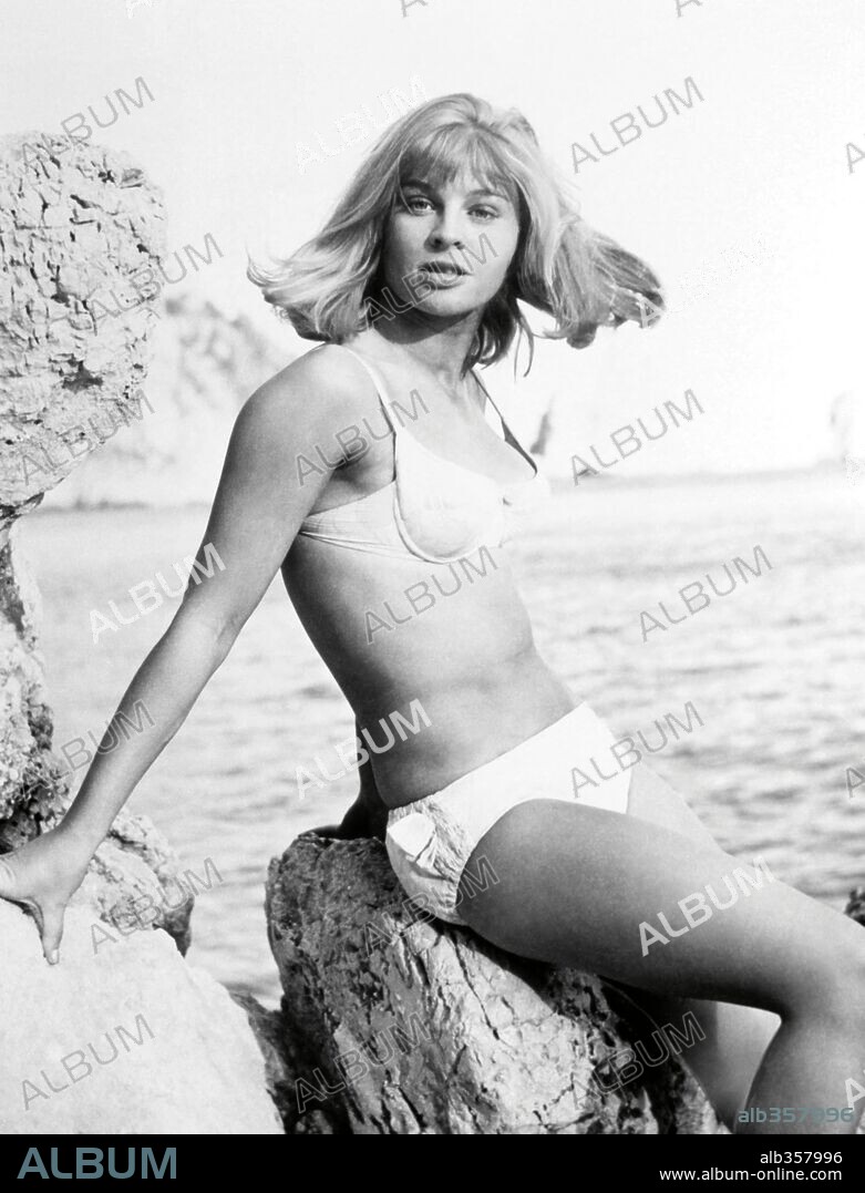 JULIE CHRISTIE in DARLING, 1965, directed by JOHN SCHLESINGER. Copyright EMBASSY PICTURES.