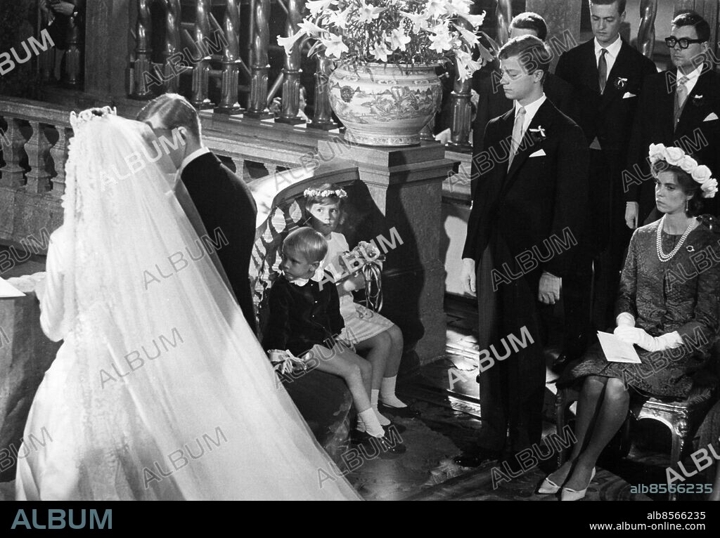 STOCKHOLM 19640605. Prinsessan Désirée och baron Niclas Silfverschiöld knäböjer under vigseln i Storkyrkan.T.h. om brudparet ses brudnäbbarna Folke och Anna Bernadotte, kronprins Carl Gustaf och prinsessan Margaretha.. Foto: Svenskt Pressfoto / TT / Kod: 20360.