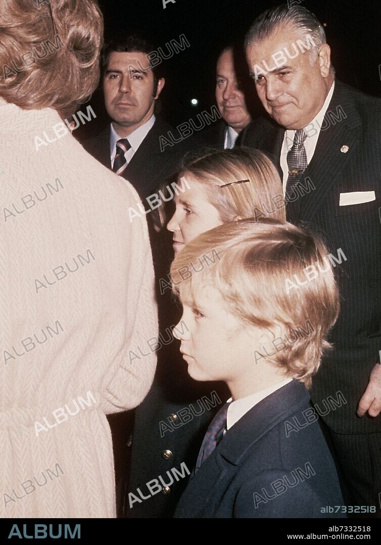 LA REINA SOFIA, LA INFANTA ELENA Y EL PRINCIPE FELIPE CON EL ALCALDE DE MADRID GARCIA LOMAS.