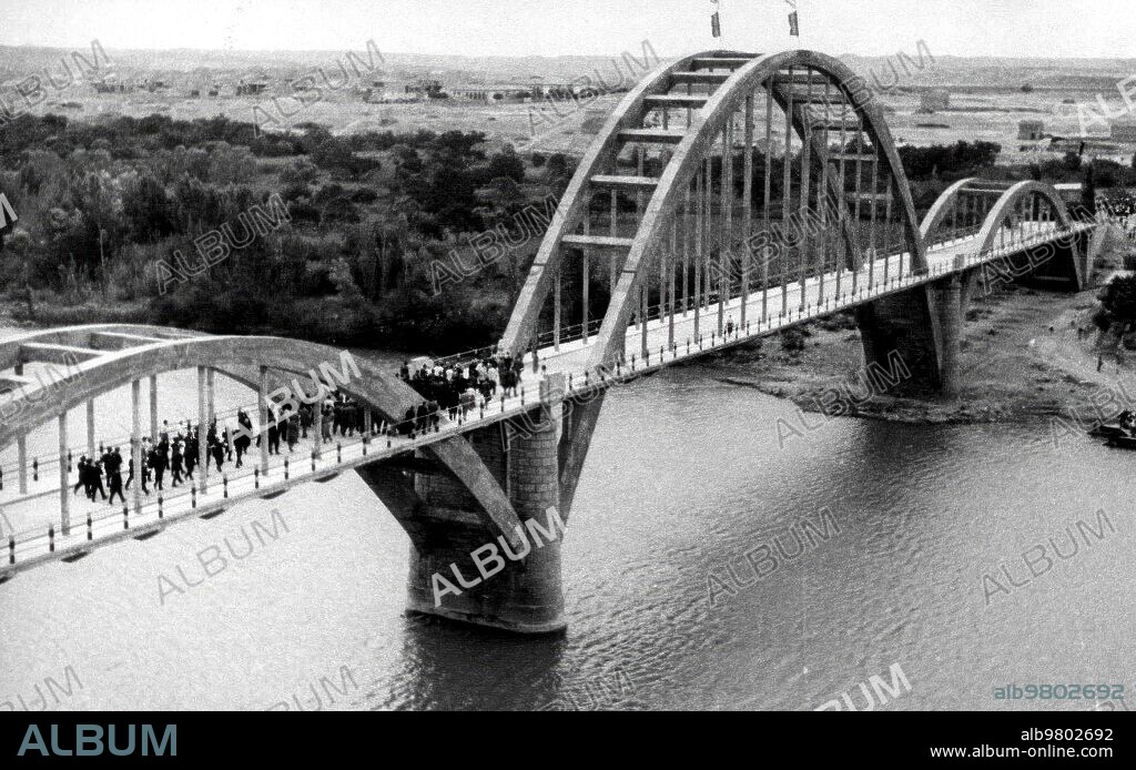 Sástago (Zaragoza), agosto de 1942. Puente sobre el río Ebro el día de su inauguración.