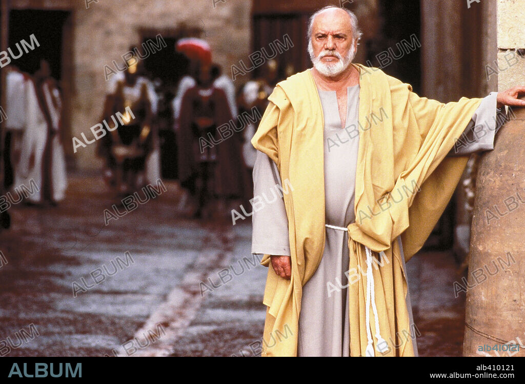 FRANCISCO RABAL en ASI EN EL CIELO COMO EN LA TIERRA, 1995, dirigida por JOSE LUIS CUERDA. Copyright ATRIUM PRODUCTIONS, S.A. / NIETO, MATIAS.