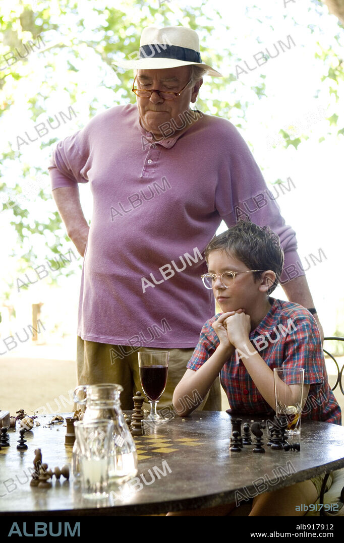 ALBERT FINNEY and FREDDIE HIGHMORE in A GOOD YEAR, 2006, directed by RIDLEY SCOTT. Copyright SCOTT FREE PRODUCTIONS / TORRES, RICO.