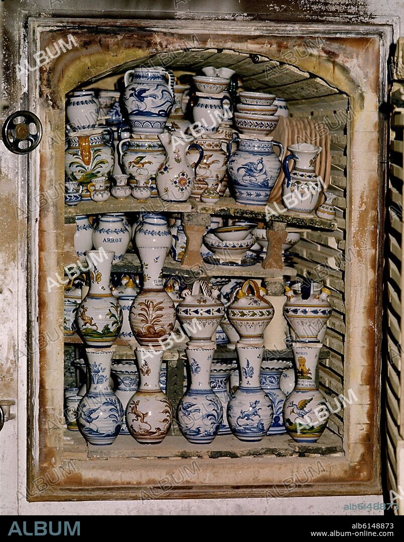 AUTOR LIBRE 01307. HORNO ELECTRICO DE CERAMICA DE LA PURISIMA LLENO PARA COCER.
