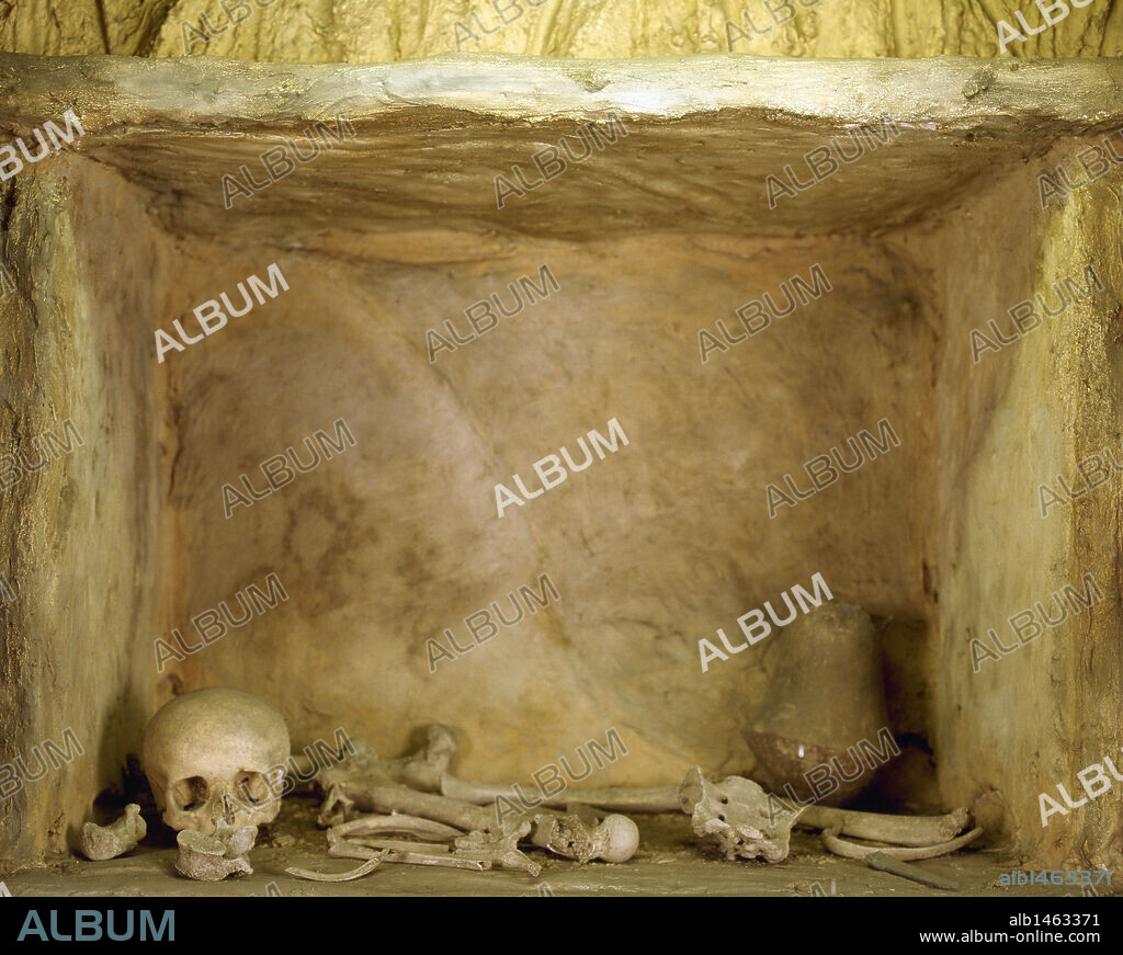ARTE PREHISTORICO. EDAD DEL BRONCE. ESPAÑA. CULTURA EL ARGAR. Reconstrucción de una tumba-sepulcro, acompañado de su ajuar, cerámica y puntas de flecha. Museo Arqueológico de Barcelona. Cataluña.