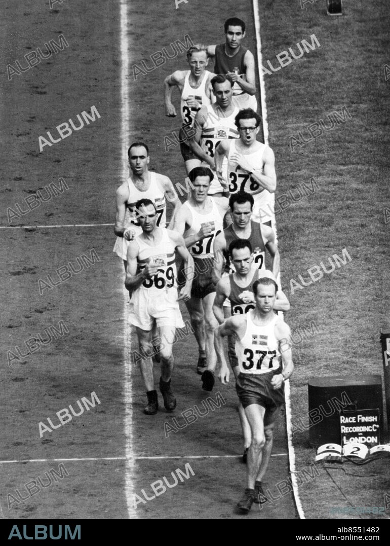 STORBRITANNIEN LONDON 1948-08-07.. John Mikaelsson (377), svensk friidrottare (gång), leder i kurvan på första varvet på 10000 m gång före Harry Churcher, Storbritannien (369), Fritz Schwab, Schweiz (378) och några andra gångare på Wembley Stadium i London vid de olympiska sommarspelen 1948. Mikaelsson vann guld i tävlingen på tiden 45 min. 13.2 sek.. Foto: Central Press Photos / AB Text & Bilder / SVT / Kod: 5600. Engelsk originalbildtext.. Mapp: O.S. i London 1948: Gång 10 km (Segrare "Mix") I:275A:.
