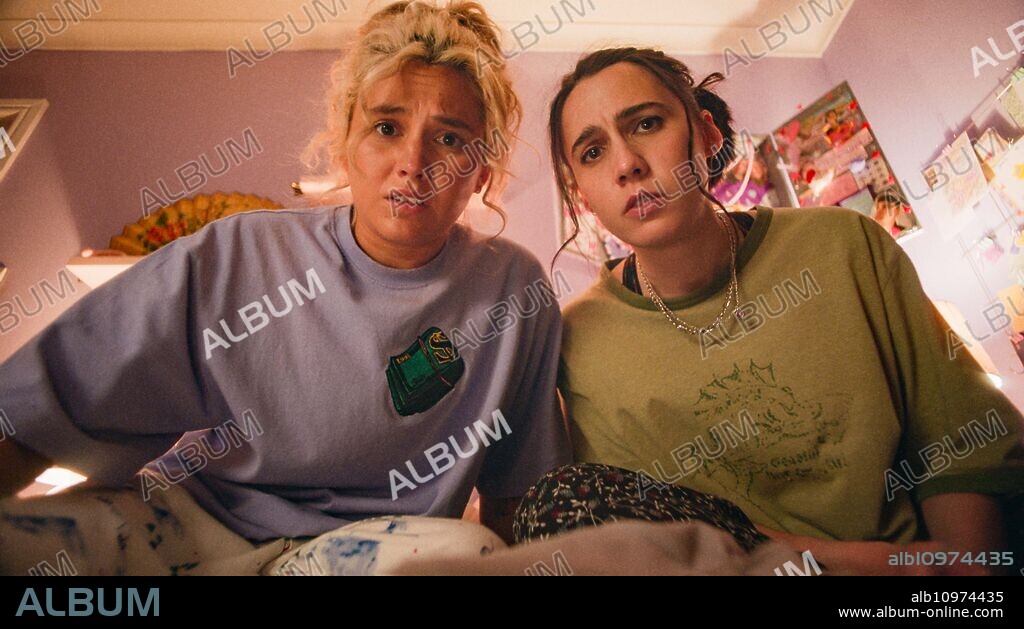 Kat Sadler y Lizzie Davidson en SUCH BRAVE GIRLS, 2023, dirigida por KAT SADLER. Copyright Camden Productions/Various Artists/BBC/A24.