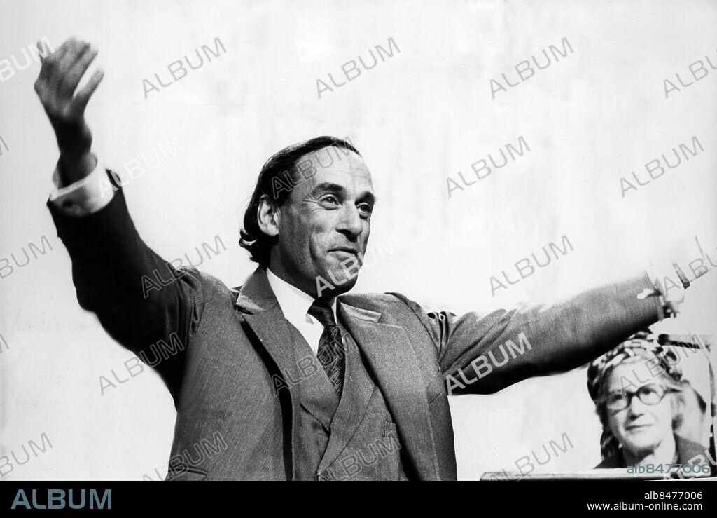 Arkiv 1974. Jeremy Thorpe, ledaren för det brittiska liberala partiet hälsar på sina anhängare vid partikongressen i Brighton.. Foto: Reportagebild/Scanpix. Kod:37770. Scanpix Sweden.